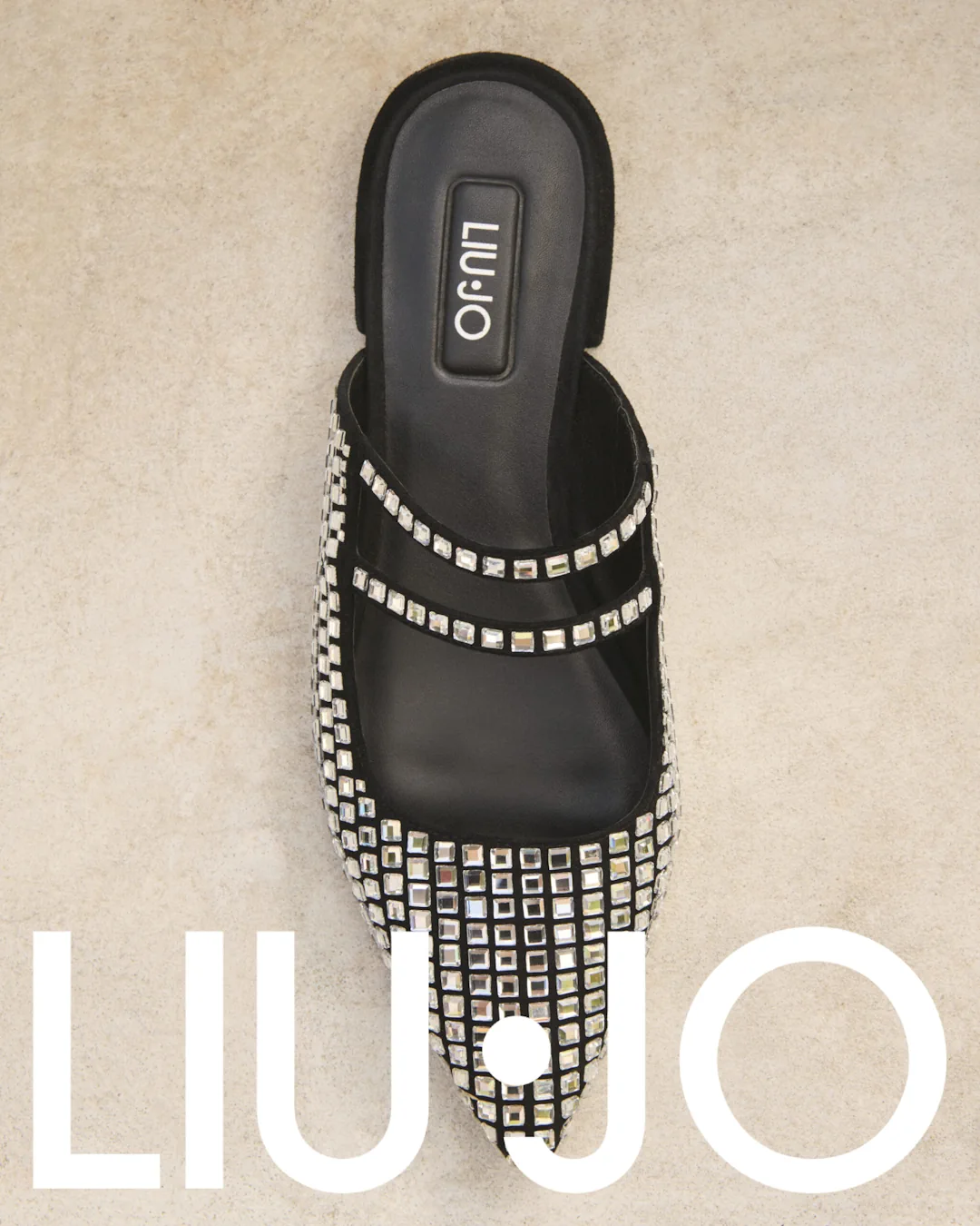 Chaussure à strass avec logo Liu Jo sur fond neutre, capturée par la société audiovisuelle PAF PAF à Marseille – mise en valeur de l'élégance et du style de marque.