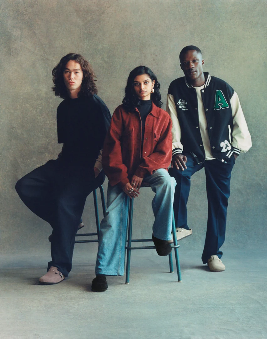 Trio de jeunes posant dans un studio sur fond texturé, réalisé par l'agence créative PAF PAF à Marseille pour Birkenstock – ambiance tendance et décontractée pour un shooting de mode.