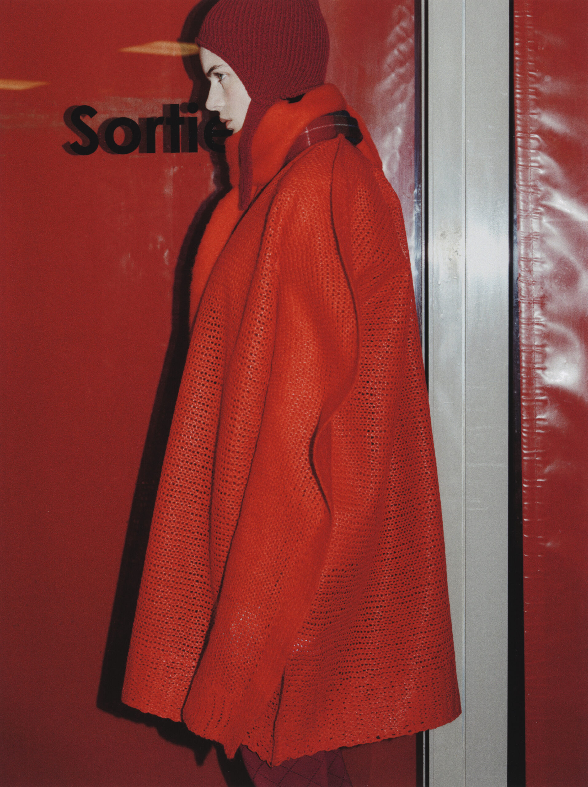 Production photo HARD PACK Magazine par PAF PAF – Editorial mode hiver manteau rouge